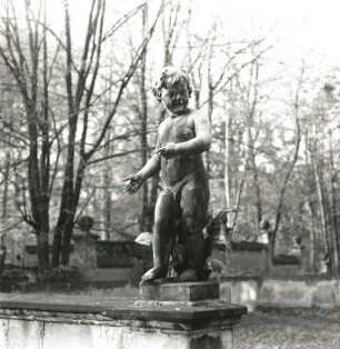 Putto, Sandstein, um 1895. Dresden-Blasewitz. Goethelallee 24, Gartensteite, Balustrade