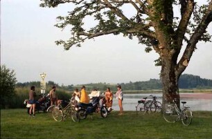 Steinenbach: Badeplatz mit jungen Leuten am Kreuzweiher