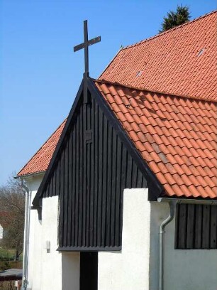 Insel Hiddensee - Kirche in Kloster : Dachgiebel mit Kreuz der Kirche in Kloster. Aufgenommen am 19. April 2011 auf der Ostseeinsel Hiddensee