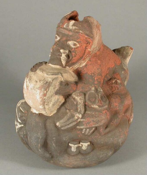 Applikation: anthropo-zoomorphe Figur mit Trommel; Relief: zoomorphe und anthropomorphe Figuren