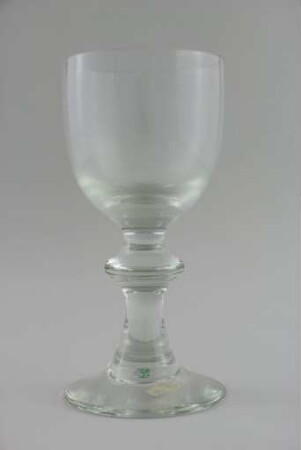 Glaspokal mit geschliffenem Mundrand