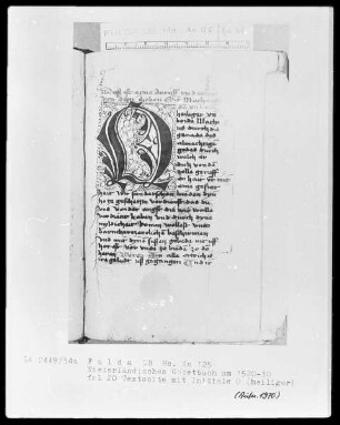 Niederdeutsches Gebetbuch mit teils eingeklebten, teils eingeprägten Kupferstichen — Initiale O (heiliger), Folio 20 recto