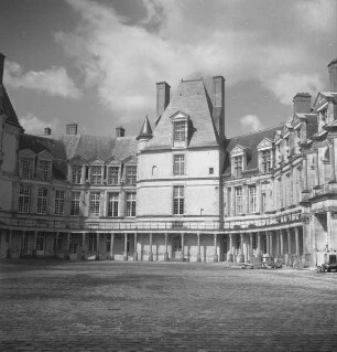 Château de Fontainebleau — Cour Ovale — Donjon