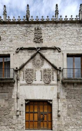 Palacio de los Condestables de Castilla — Hauptportal mit Franziskanerknoten und Wappen