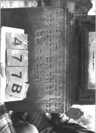 Grabstein 477 (Index: 99787780) Material: Sandstein und Marmor Zustand: beschädigt, zerbrochen und repariert, sehr stark verwittert im oberen Teil, Texttafel mehrfach zerbrochen und repariert Maße HxBxT: 153x55x20 cm Besonderheit: Schrift schwarz: Grabstein 477B