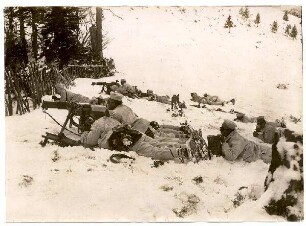Nr. 838: Maschinengewehr in Deckung