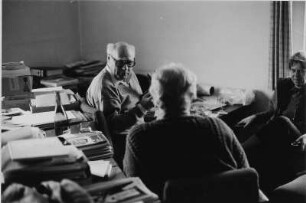 Dr. Erhard Frommhold, Cheflektor, und Christa Guse, Chefsekretärin, vom Verlag der Kunst mit einem Besucher