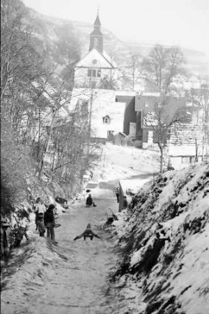 Wasenweiler: Hohlweg mit rodelnden Kindern