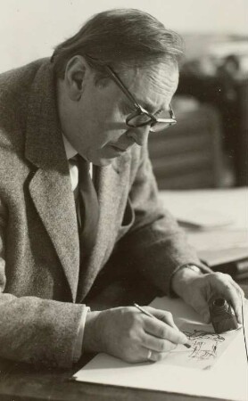 Der Maler und Graphiker Hans Theo Richter, Professor an der Hochschule für Bildende Künste, Dresden, beim Tuschezeichnen