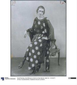 Anni Malowa in Kleid von Max Becker