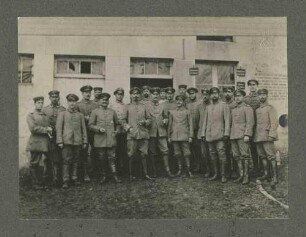 Offiziersstab des II. Bataillons und Offiziere der 5. und 8. Kompanie (einundzwanzig Personen) des Landwehr-Infanterie-Regiments Nr. 124, vor Gebäude stehend