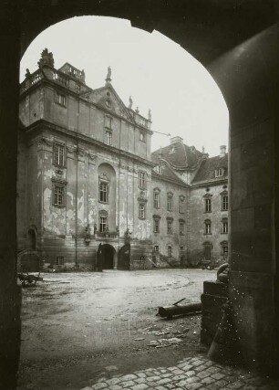 Ellingen, Ordensschloss : Ellingen. Ordensschloß. H. Beringer., F. Keller. Innenhof. Blick durch die Toreinfahrt