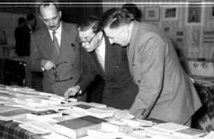 Bonn: Prinz Nicolae betrachtet Bücher