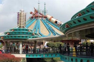 Paris - Disneyland : Riesige Karussellattraktion im Park Disneyland Paris, 2006