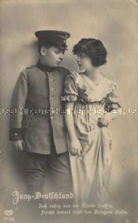 Mädchen und Junge in Uniform
