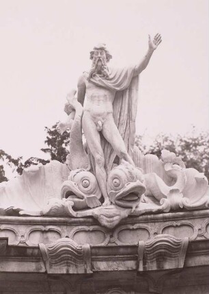 Neptun mit Dreizack in einer Muschel stehend