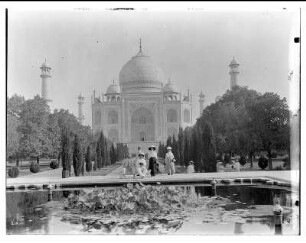 Touristen posieren am Wasserbecken vor dem Taj Mahal : Weltreisen. Agra. Touristen posieren am Wasserbecken vor dem Taj Mahal (1631-1648; U. A. Lahori, A. Fazel)