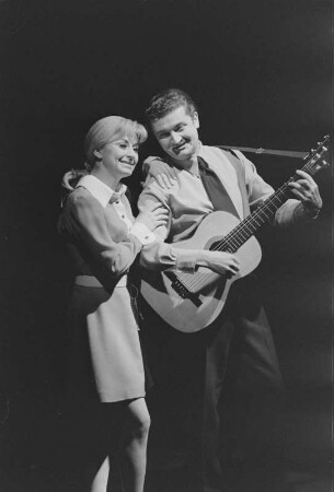 Szenenbilder aus "Karambolage", Operette von Conny Odd (Carlernst Ortwein) mit Libretto von Maurycy Janowski. Metropol-Theater Berlin, 02.04.1971