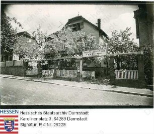 Seeheim an der Bergstraße, Straßenansicht mit Bahnhof-Restaurant & Pension Café Eisinger, Inhaber: Georg Eisinger
