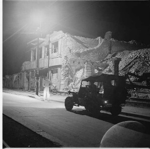 Berlin-Charlottenburg. Uniformierter und US-Dienstfahrzeug im Britischen Sektor vor der Ruine der Berliner Gasthausbrauerei Aschinger, Kurfürstendamm 26 (?)