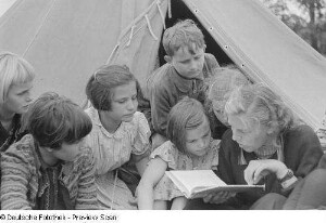 Kinder beim Vorlesen