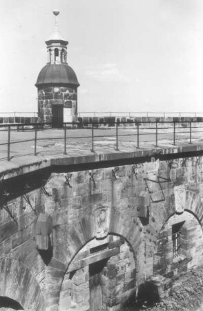 Königstein. Festung. Seigerturm (1601) und Kaserne IV (1767/1832). Ansicht von Süden