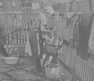Frau mit Zuber und Waschbrett bei der Arbeit : Frau (Mutter von Martin aus Aue) mit Zuber und Waschbrett bei der Arbeit