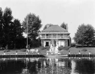 Themsefahrt : Blick auf ein Landhaus