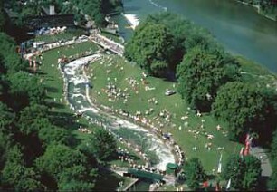 Hansjakob, Gottfried; Augsburg - Spickel, Am Eiskanal 30A; Kanuslalom Olympiastrecke, Freiflächengestaltung - Slalom während der Olympiade, Luftbild