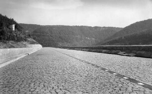 Himmelsleiterbrücke, km 153,398 Brüstung und Kleinpflaster. Mittelmarkierung durch Mansfelder. Kupperschlackensteine. Oktober 1937.