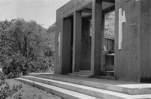 In Addi Arkay : Italienisches Gebäude in Addi Arkay. Aufschrift oben: "virtute vixit, memoria vivit, gloria vivet." Aufschrift rechts: "col cuore e col ferro alla meta "Mussolini"