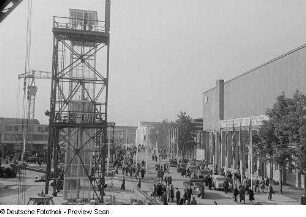 Blick auf das Ausstellungsgelände vor der Messehalle X auf der Technischen Messe (ABUS)