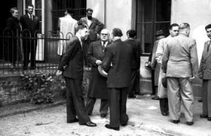 Bonn: Gruppen im Hof mit Prinz Nicolae