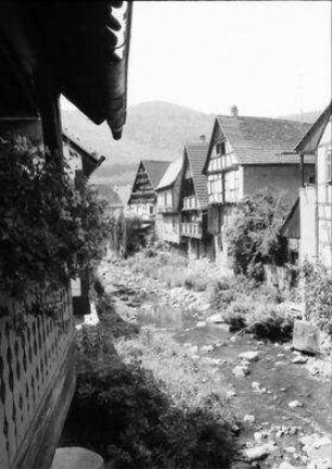 Kaysersberg: Blumenbalkon, Hintergrund Fachwerkhaus