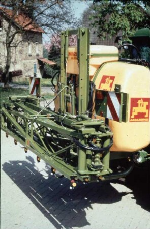 Fotografie: Pflanzenschutz, Feldspritze angebaut