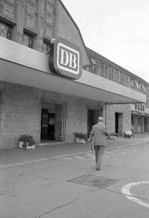 Deutsche Bundesbahn im Karlsruher Hauptbahnhof.