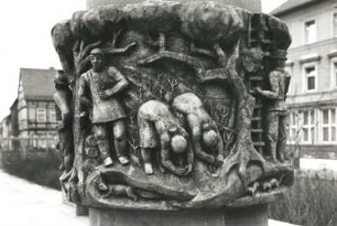 Brunnen mit umlaufendem Reliefband. Backstein, Sandstein. Detail: Darstellung Baumpflanzung. Haldensleben, Marktplatz, östliche Ecke