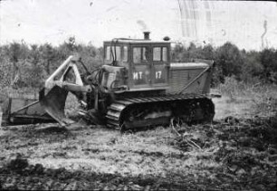 Traktor S-80 mit Moorpflug