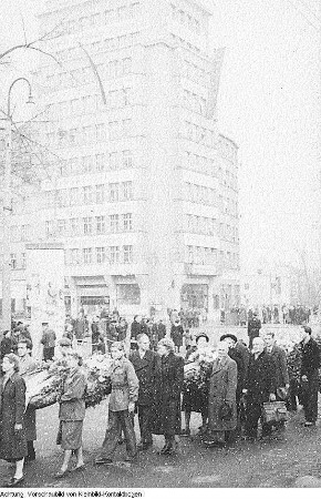 Dresden, 36. Jahrestag der Oktoberrevolution, Kranzniederlegung am Ehrenmal, Festakt, November 1953