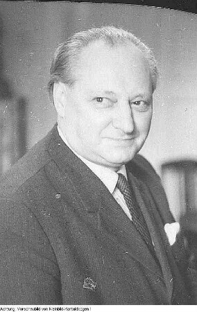 Dresden. Hans Bastian, Stellvertretender Vorsitzender des Stadtvorstandes des Freien Deutschen Gewerkschaftsbundes (FDGB), 1957