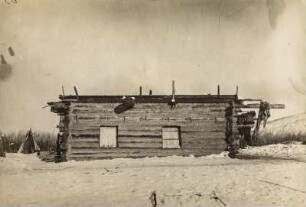 Blockhaus und Zelt