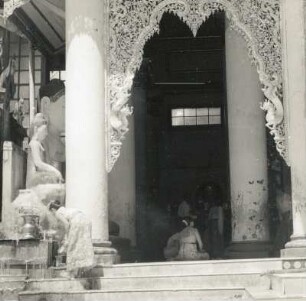 Myanmar (Burma), Rangoon (Rangun). Vor der Shwe-Dagon-Pagode (14. Jahrhundert)