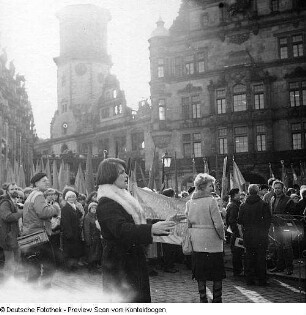 Kundgebung Georgi-Dimitroff-Platz (Schloßplatz) mit Modrow u.s.w.