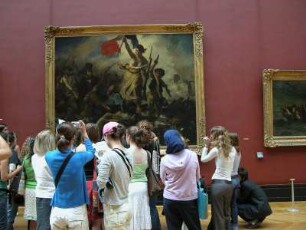 Museum Louvre, Besucher vor dem Bild "Die Freiheit auf den Barrikaden" 1830, von Eugene Delacrois