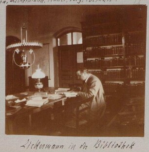 Zickermann in der Bibliothek [Palästinainstitut, Jerusalem]