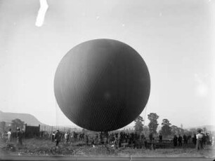 Jena. Ballonfahrertreffen. Startplatz für Ballonfahrt. Abhebender Ballon