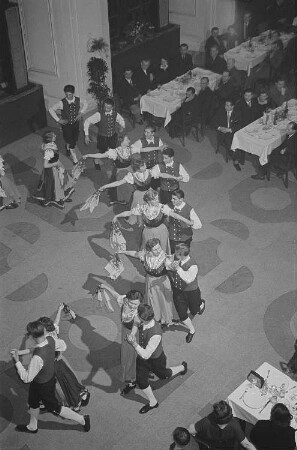 Darbietung der Tanzgruppe Riesa auf dem Empfang für die Volksdemokratien