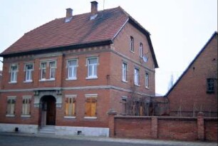 großes Backsteingebäude mit zurückgesetztem Eingang