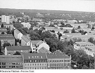 Dresden. Panorama-Aufnahme 7 vom Baukran am Fetscherplatz. Blick über Wohnhäuser, Striesener Straße, entlang der Fetscherstraße nach Nordosten gegen Elbhang mit Schlössern