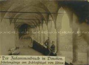 Zwei deutsche Offiziere in einem Säulengang in Udine